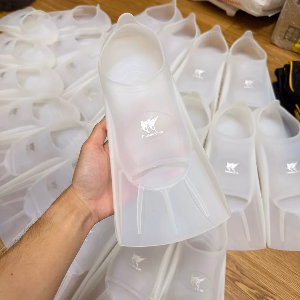 Chân vịt bơi lặn trong suốt mẫu vây gọn 2026, silicone mềm nhẹ, vô hình trong nước - Ảnh 5
